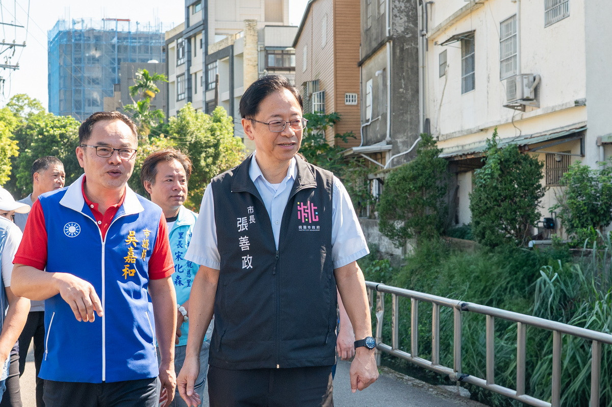 桃園市長張善政視察「中壢區龍慈路635巷水利溝整建及道路拓寬工程」。
