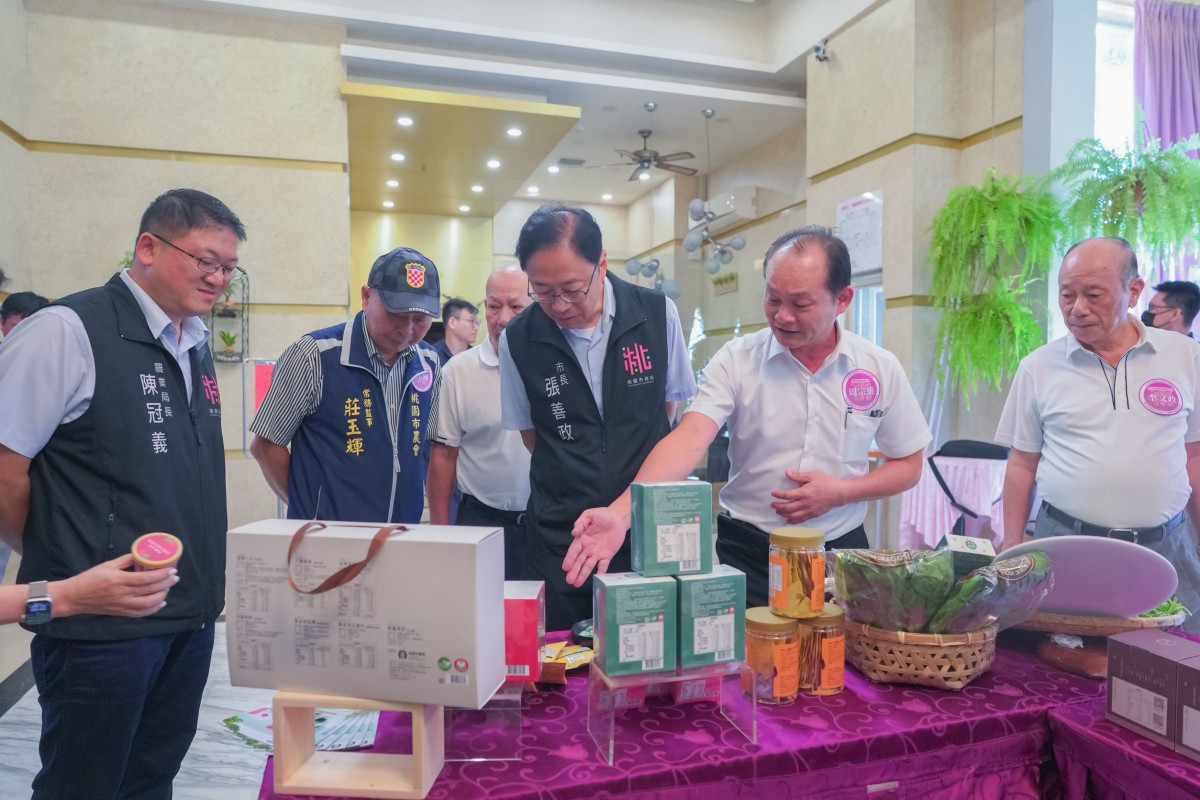 張市長參觀農特產品及青農成果展。<br />
<br />