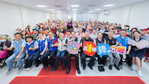 桃園市長張善政出席「中壢區龍興市民活動中心增設無障礙設施及修繕工程完工視察」與貴賓合影。