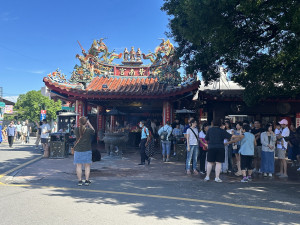 竹山鎮紫南宮歡慶啟建330周年，歡迎金雞回娘家。（記者扶小萍攝）