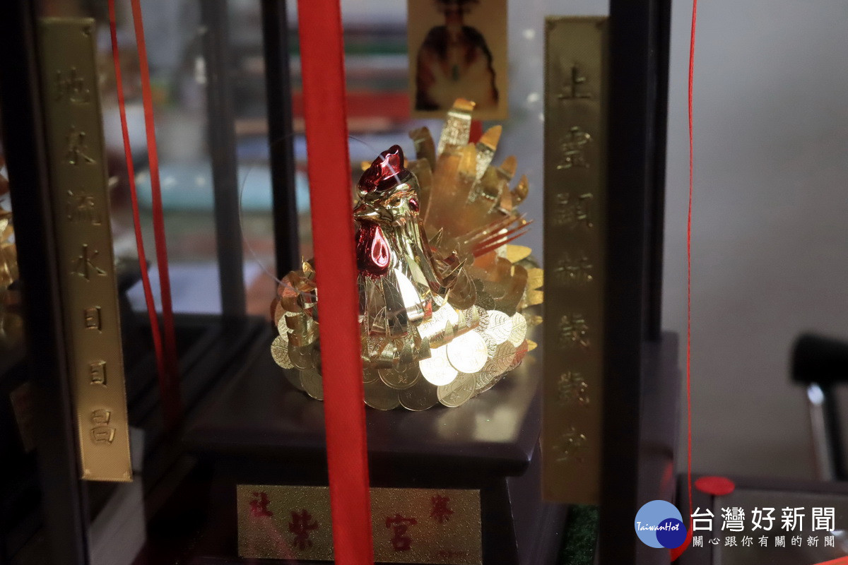 許多信眾會求取金雞回家供奉祈祝平安發財。(記者扶小萍攝)