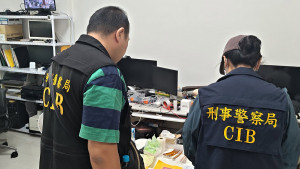 刑事局破獲破解日本衛星卡侵權集團。（圖/陳招宗翻攝）