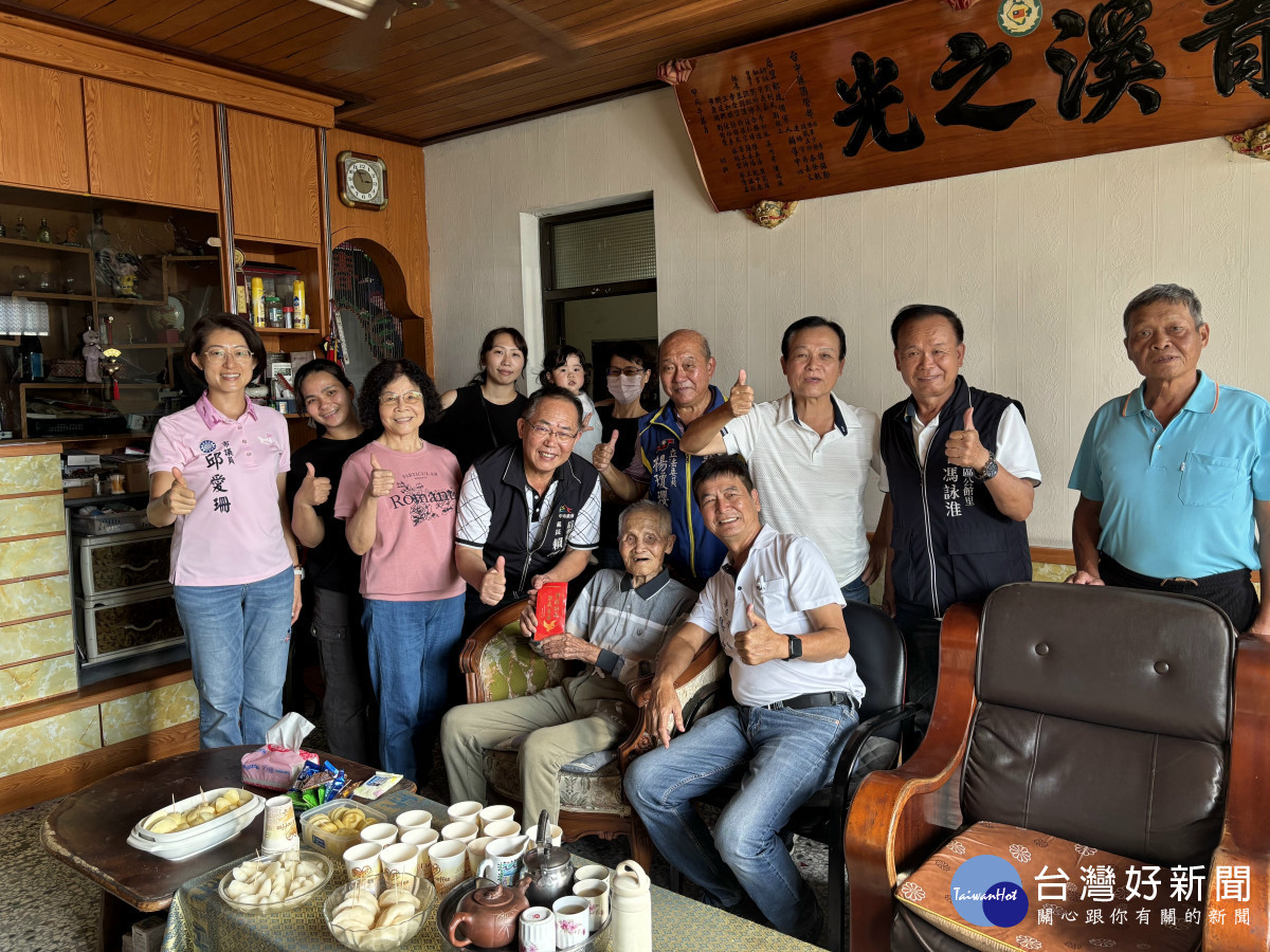 重陽節前送暖！　后里區長探訪百歲人瑞致贈賀禮