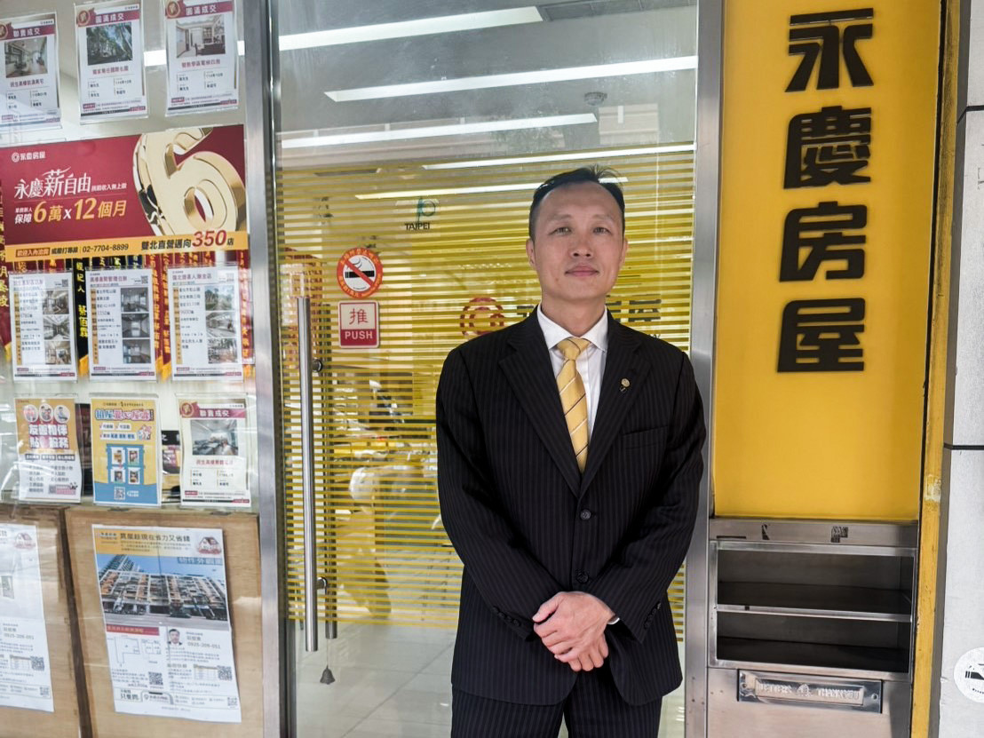莊煜東(左一)從第一線業務一路歷練至管理職，深感完整職涯支持制度的重要性。