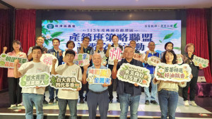 桃園市長張善政出席「桃園市產銷班策略聯盟講習交流活動」，與龍潭農友及農會夥伴交流。