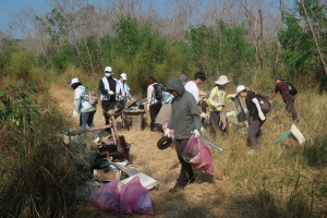 各單位夥伴齊心投入後龍溪淨溪行動，以實際行動改善灘地環境，維護石虎重要棲息環境(新竹分署提供)
