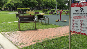 台中草悟道旁公園清晨驚見女屍，警方初步排除外力介入，報請檢方相驗釐清死因。（圖/陳招宗攝）