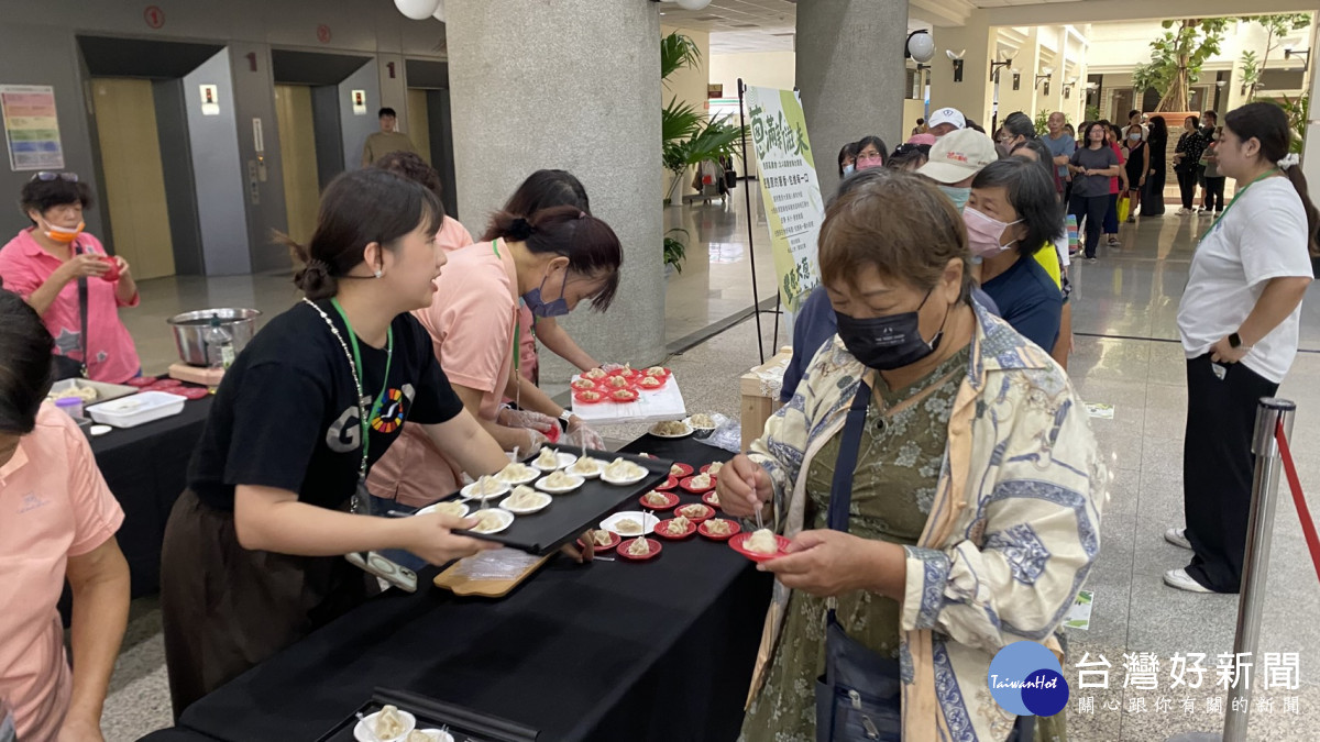 豐原大蔥水餃試吃,民眾大排長龍。