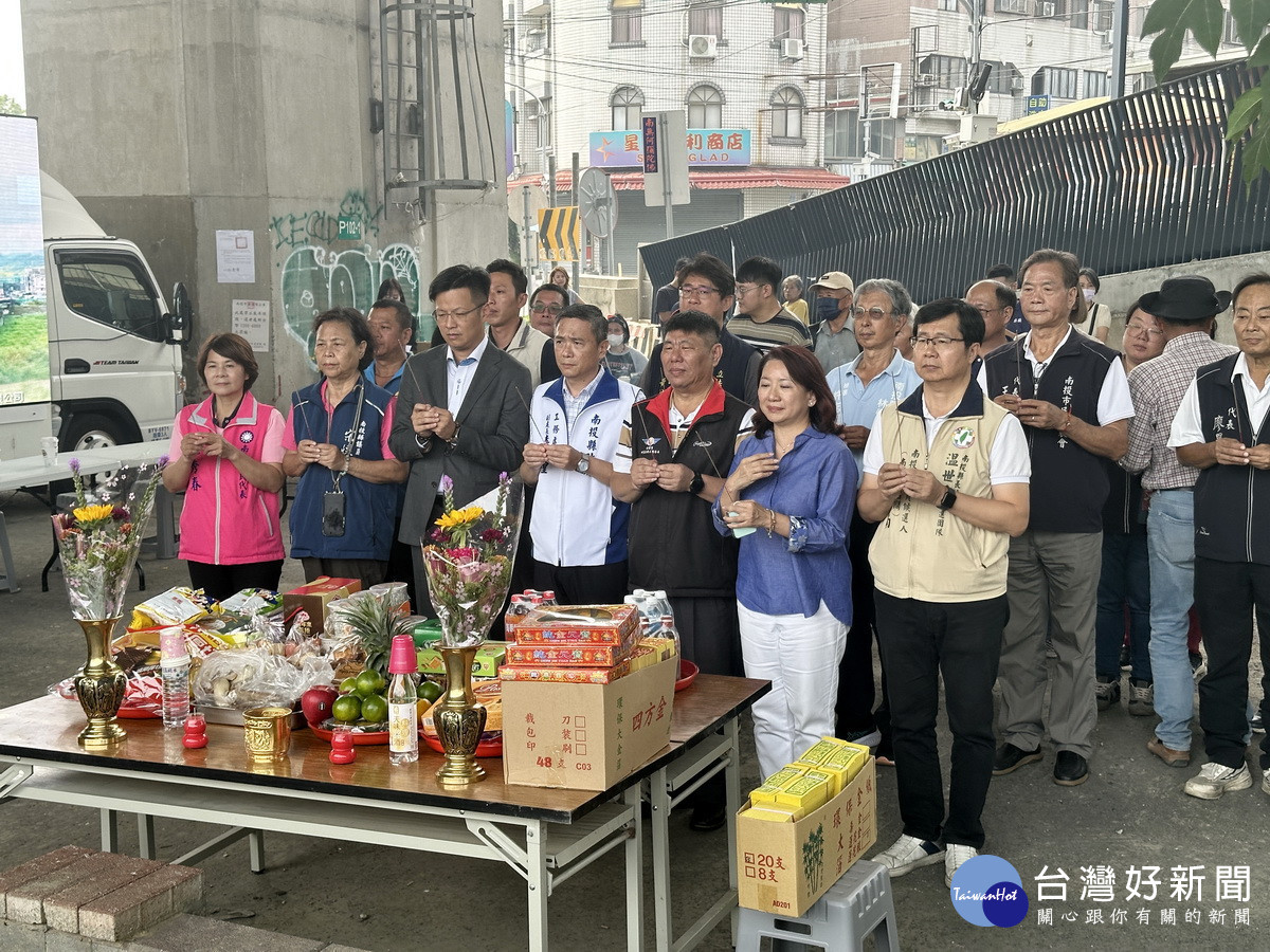 來賓共同祈求工程順利。(記者扶小萍攝)