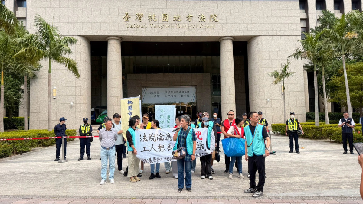 榮航勤基層員工、台灣機場地勤產業工會、長榮航空企業工會、桃園市產業總工會到桃園地方法院抗議司法不公