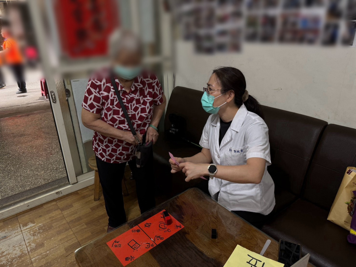衛生福利部樂生醫院家醫科郭紋翠醫師,正在向民眾說明接種注意事項。照片提供:樂生醫院<br />
<br />
