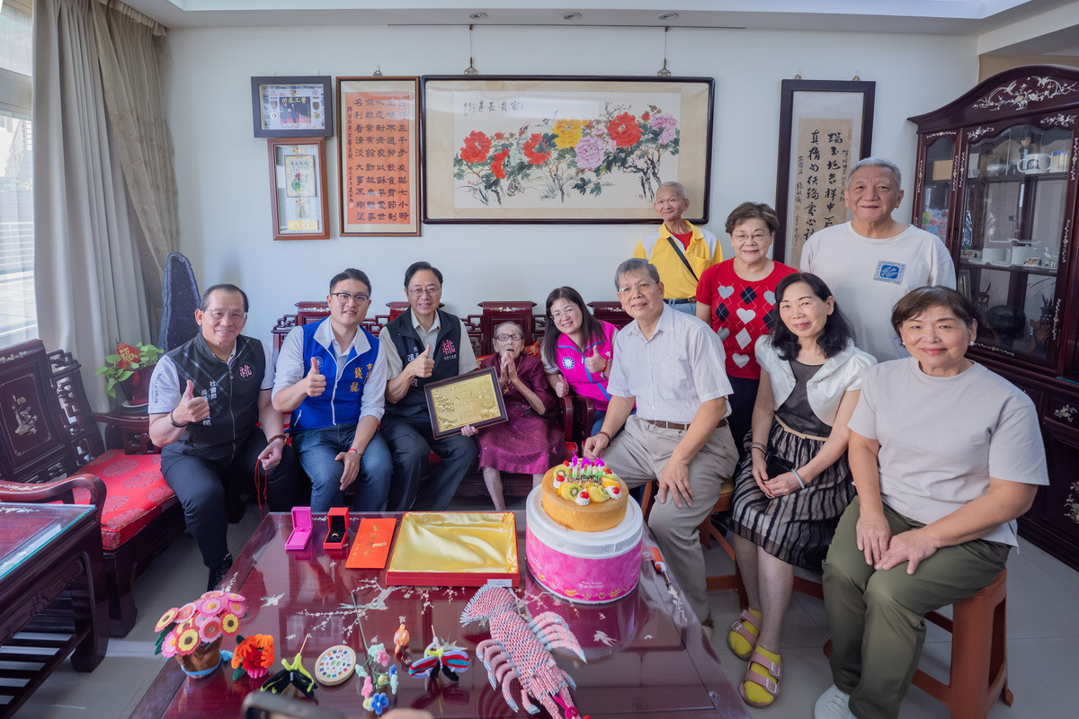 桃園市長張善政拜訪103歲人瑞張甘煥保女士大合照。