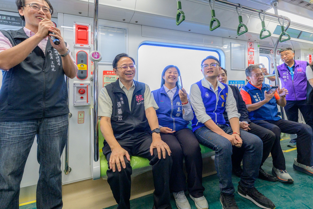 桃園市長張善政親自於G14站搭乘捷運到G15站,並進行直播。<br />