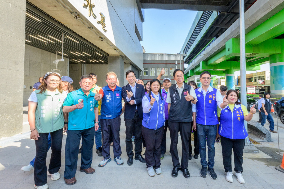 桃園市長張善政與來賓們共同於G15站合影。