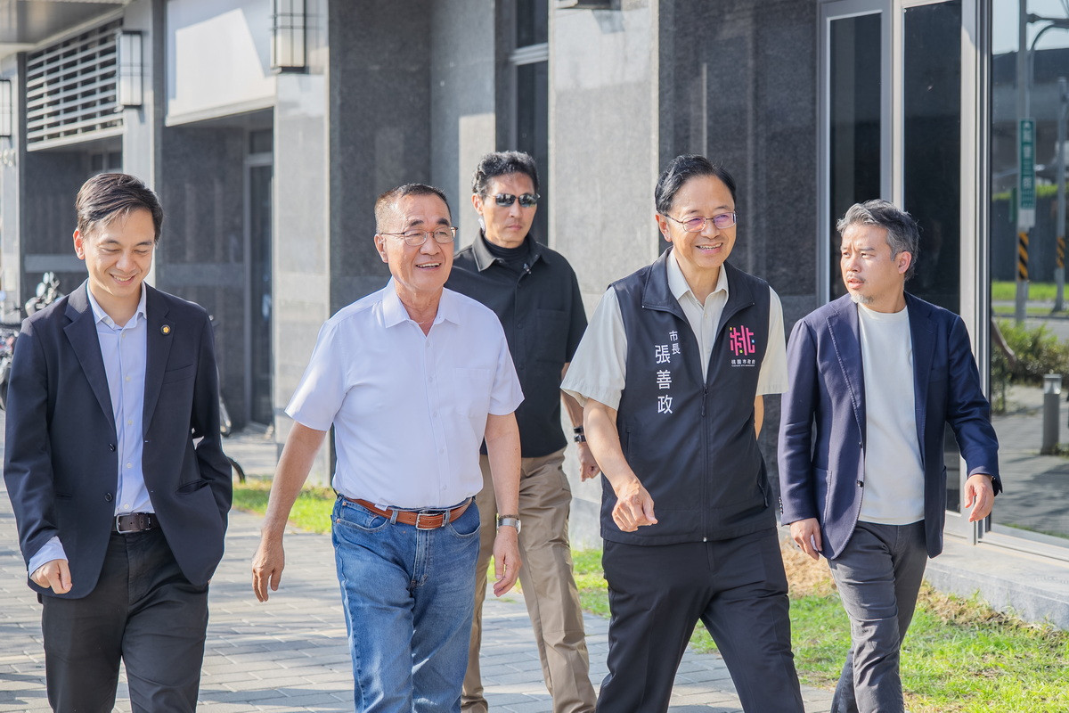 桃園市長張善政、前臺北市副市長李四川視察蘆竹區A11安置住宅。<br />