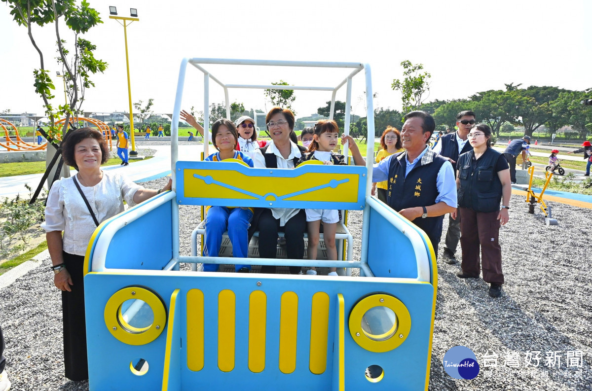 彰化大城追風公園啟用　汽車主題遊具打造親子休憩新空間