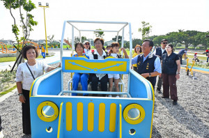 大城追風公園啟用，汽車主題遊具打造親子休憩新空間。圖／彰化縣政府提供