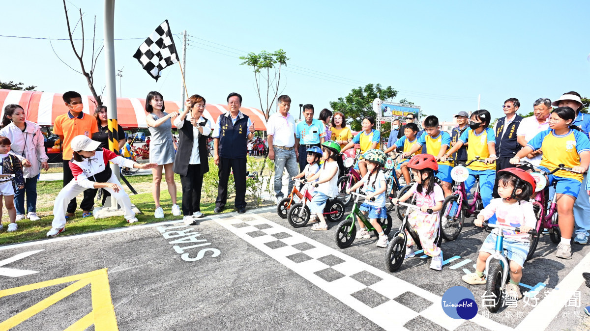 大城追風公園啟用,汽車主題遊具打造親子休憩新空間。圖/彰化縣政府提供