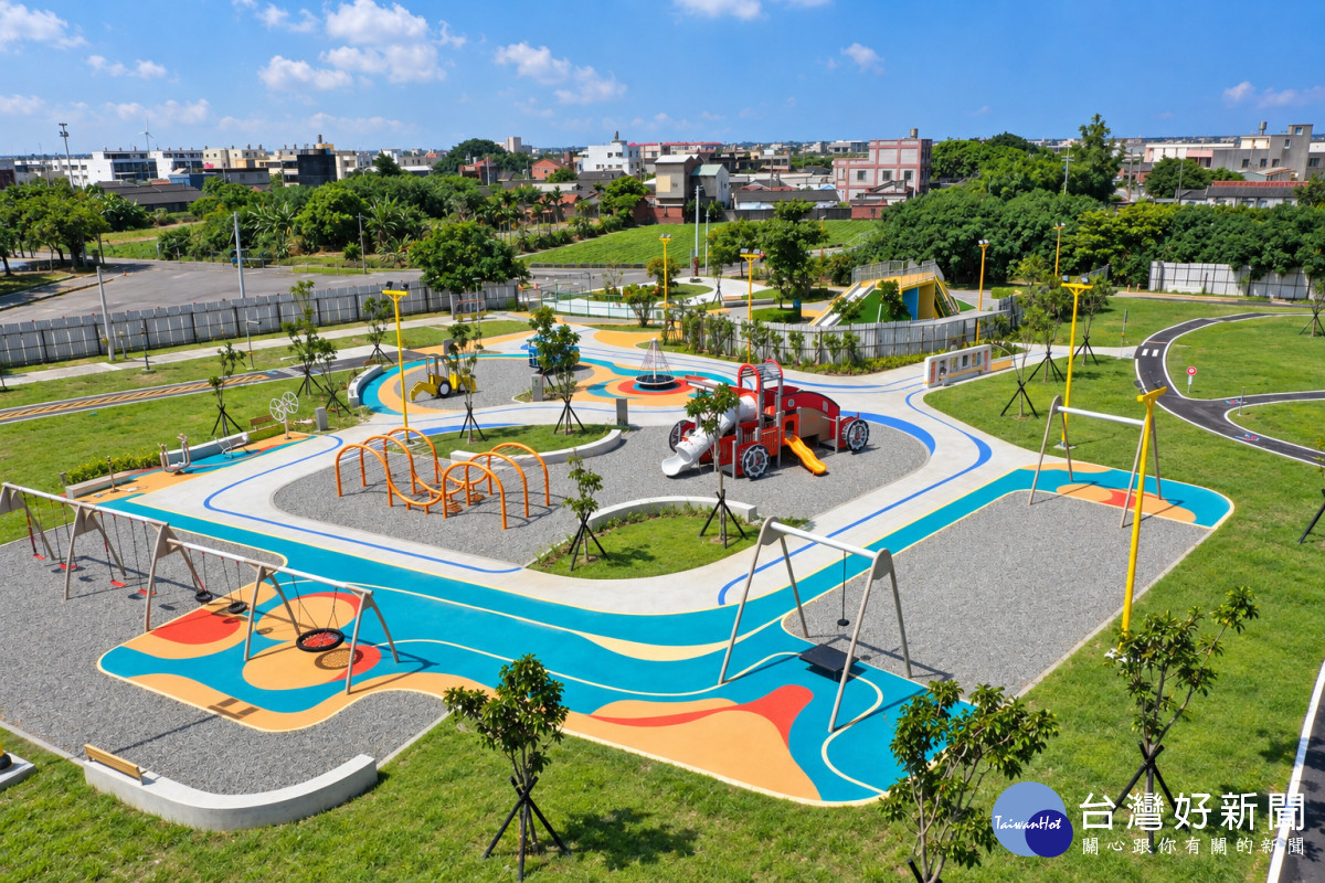 大城追風公園啟用,汽車主題遊具打造親子休憩新空間。圖/彰化縣政府提供