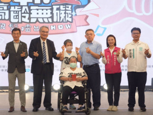 明輝基金會董事長吳榮彬(右3)、董事吳盈進(左1)、蔡良敏院長(左2)、特別準備祝福紅包致贈最年長的參賽者阿滿阿嬤(右4)。