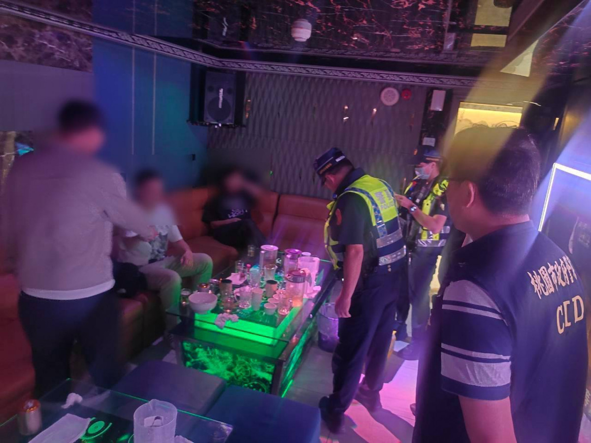 平鎮警分局執行「雷霆除暴暨全國同步掃蕩黑幫處所」專案勤務,全面清查不法活動,確保選前社會治安平穩。<br />
<br />
