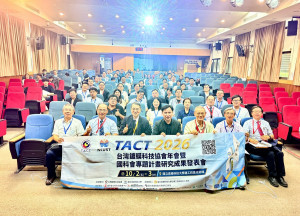由國立暨南國際大學校長武東星擔任理事長之台灣半導體與先進材料科技領域年度盛會於高雄隆重登場，海內外重量級學者齊聚一堂交流並合影留念。（暨大提供）
