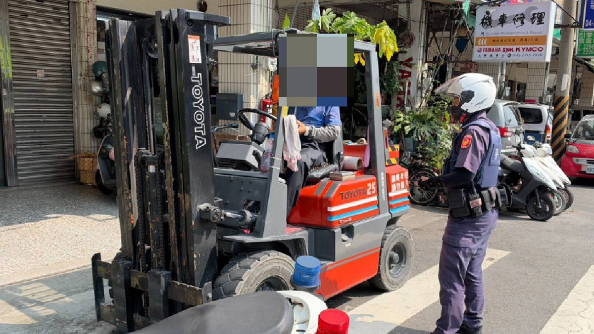 台中市警六分局提醒,堆高機上路須依規定申請臨時通行證,違規將依法取締。