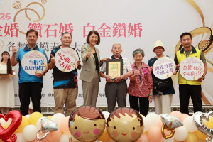 圖說：表揚白金鑽婚夫妻。（縣府提供）