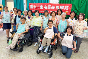 朝陽科大承辦南屯區長青學苑已邁入第15年，為引導學員實踐永續理念與社會關懷，在指導老師徐秋蘭的帶領下，親手縫製了百條實用口水巾，全數捐贈給台中育嬰院。(圖/朝陽科技大學)