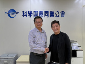 鄭宏輝(右)與竹科同業公會王永壯秘書長相見歡。