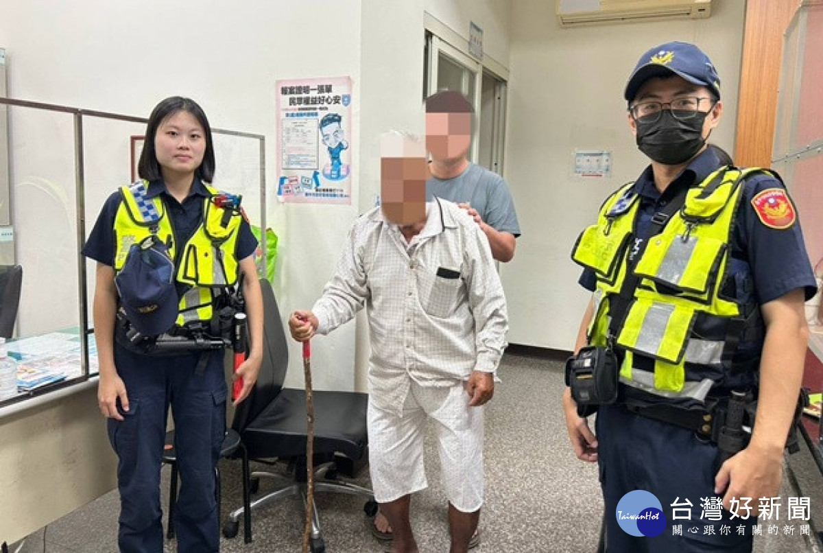 差一步直衝國道！8旬翁狂騎電動代步車18K「嘸電」困路中　烏日警及時解危