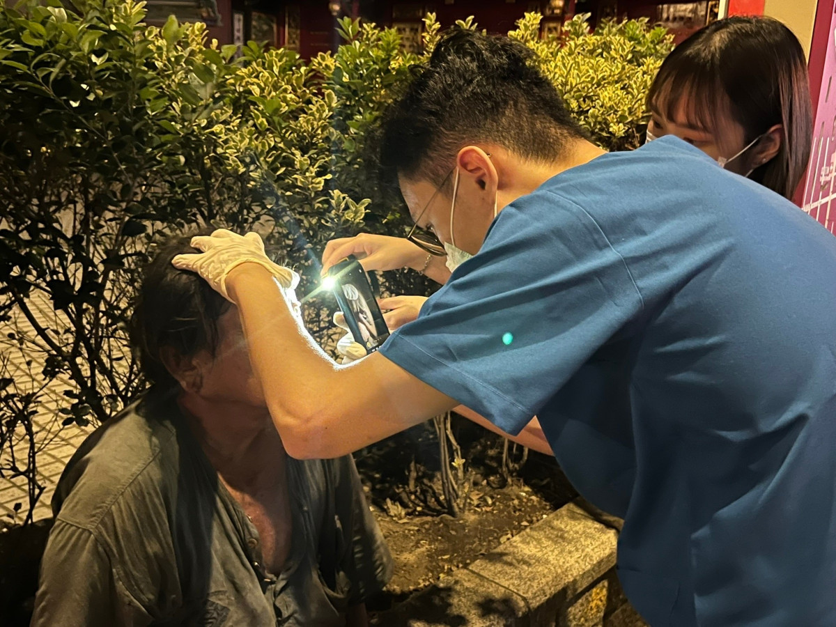 街頭家醫關心街友身體狀況。