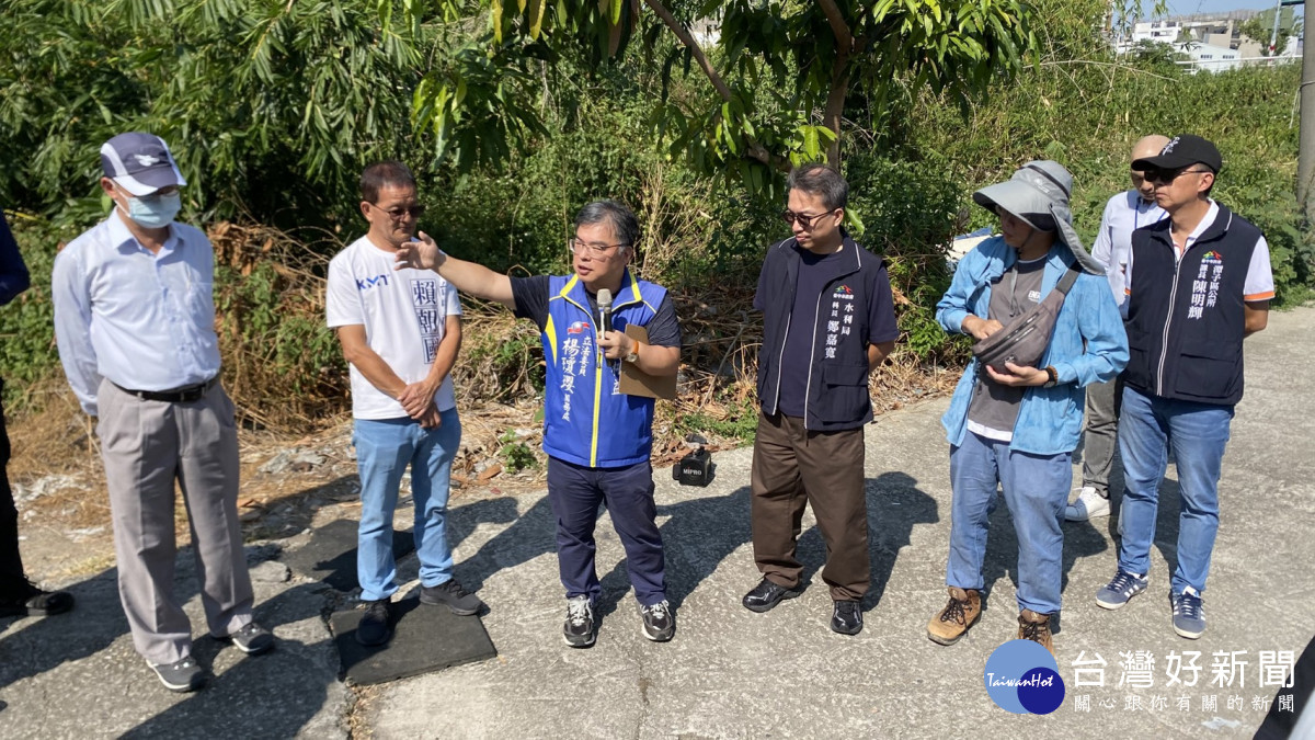 立委楊瓊瓔及市議員賴朝國現勘龍形溝整體改善應急工程」。