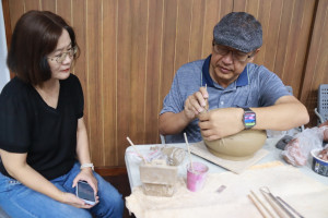 林國隆老師以不同技法示範香爐製作。（記者扶小萍攝）