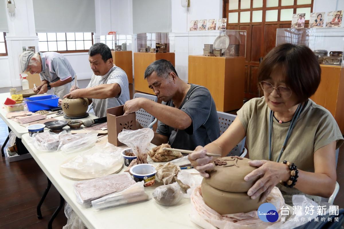 四名學員分別示範不同傳統技法。(記者扶小萍攝)