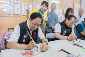 市長寫書法。