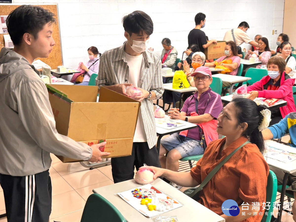 藉由致贈壽桃,關心長者們的生活並給予祝福