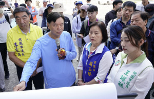 劉局長步行現勘解說。