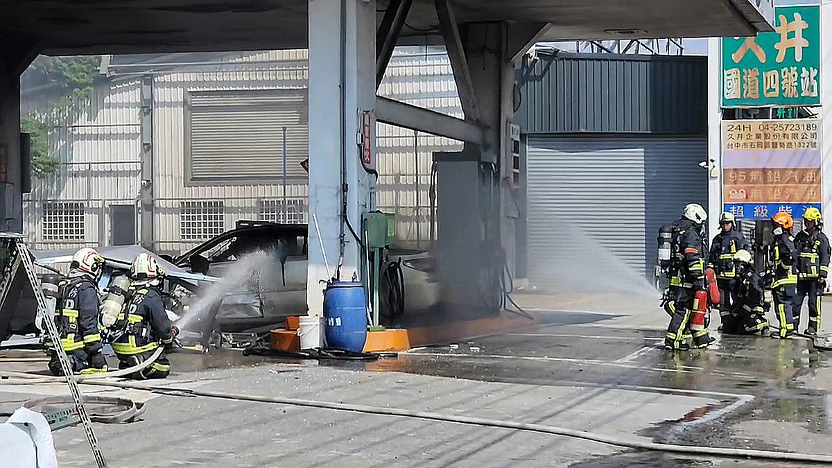 台中石岡轎車撞加油島起火　4具加油機受損、駕駛逃生