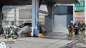 台中石岡一輛轎車轉彎失控撞進加油站引發火警，造成加油設備受損，所幸無人傷亡。（圖/讀者提供）