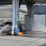 台中石岡一輛轎車轉彎失控撞進加油站引發火警，造成加油設備受損，所幸無人傷亡。（圖/讀者提供）