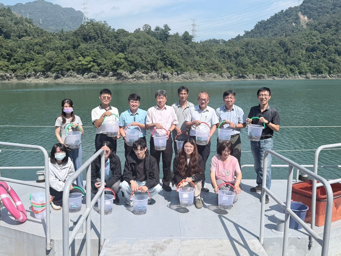 台電明潭電廠放流萬尾魚苗！　「三魚合體」打造水庫天然淨化防護網