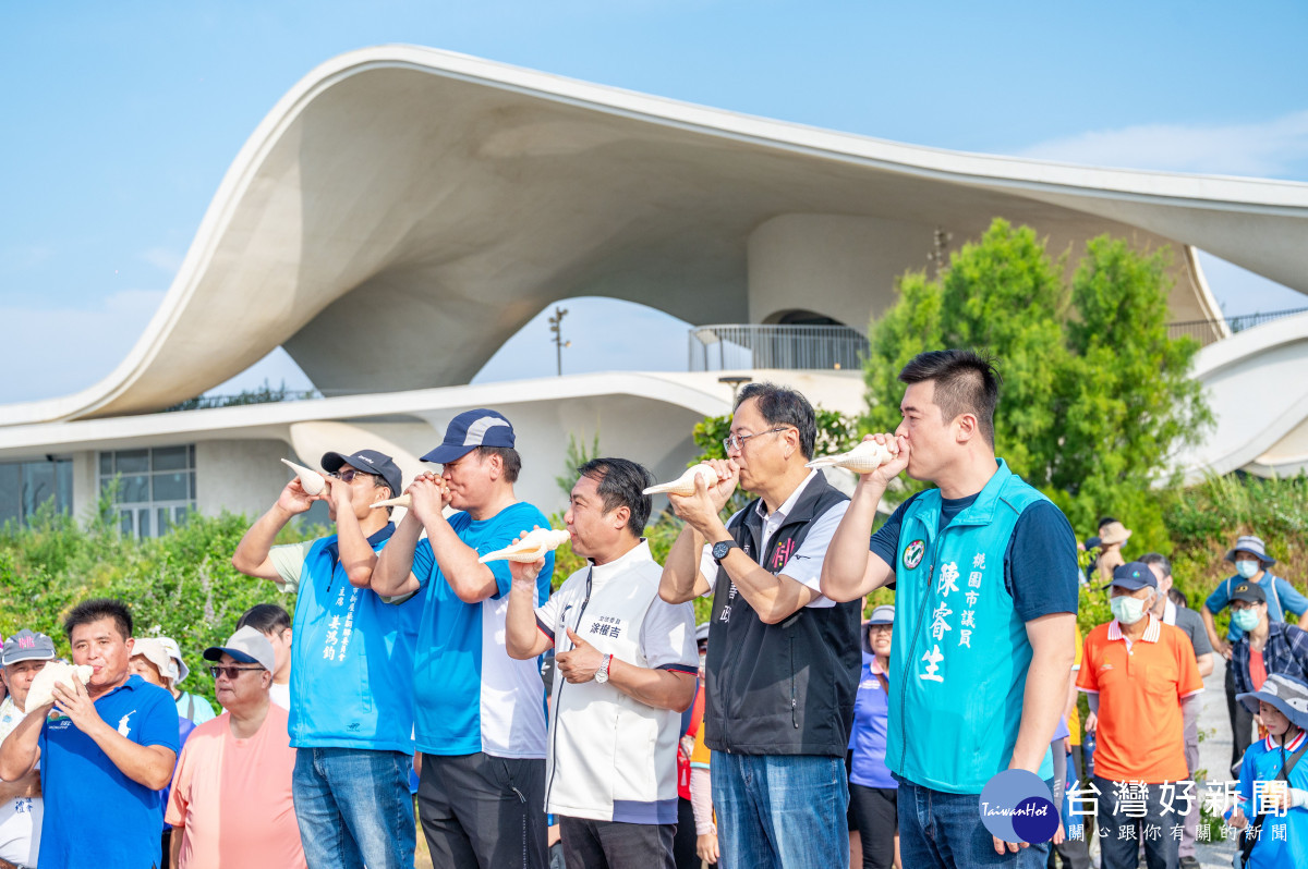 今年健走活動融入在地海洋及客家文化特色,由與會貴賓共同吹響海螺,象徵平安啟程。<br />