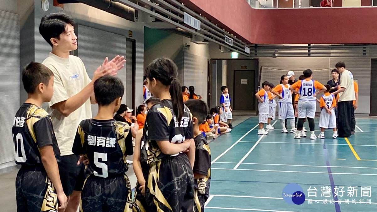 球星陪偏鄉學童踢球,野孩子公益球賽串起山海交流。圖/秀傳提供