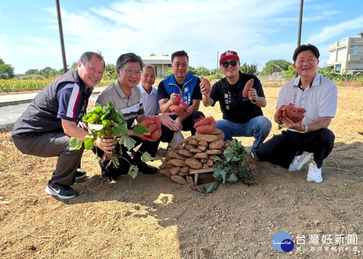 桃園市農業局長陳冠義與嘉賓參加農田焢窯。