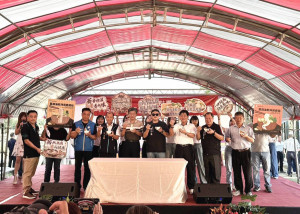 大園區年度農業盛事「2026大園地瓜節」在溪海休閒農業區登場，除舉辦甘藷評鑑頒獎，也推出地瓜美食試吃。