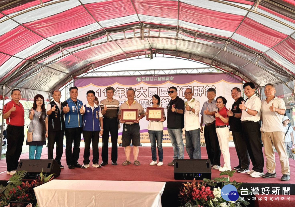 甘藷評鑑結果出爐,台農57號組由農友楊雨涵(中右)奪冠,呂懋勇(中左)則拿下台農66號組及大甘藷組雙料冠軍。