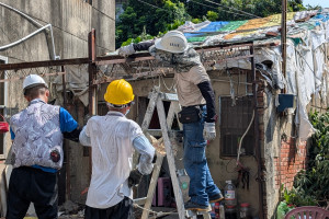 彰化老屋破損影響居住安全，慈濟協助清掃修繕。圖／慈濟基金會提供