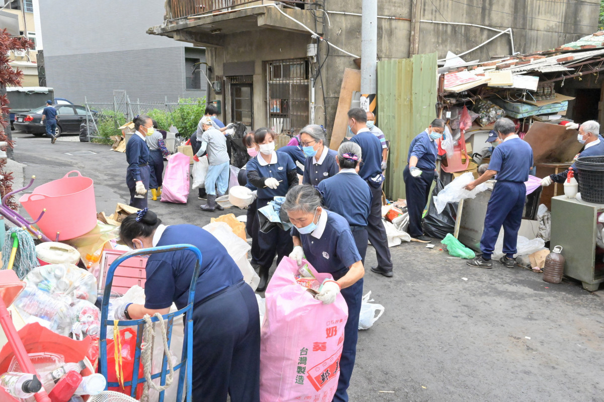 彰化老屋破損影響居住安全，慈濟協助清掃修繕。圖／慈濟基金會提供