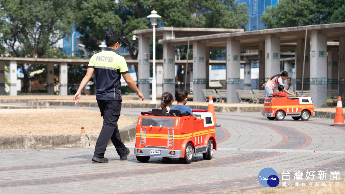 消防車造型電動車趣味互動，防災教育不再枯燥。